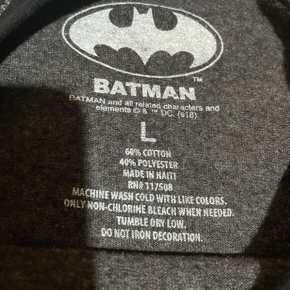 Batman USA Design Holiday Solid Dark Gray Graphic Print Shirt Size Large - Picture 2 of 3